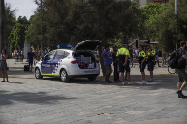 Barcelona, İspanya - 19 Temmuz 2017: Barselona polis Barceloneta plaj alanı kontrol edin. Guardia Urbana polis memurları tarafından kalabalık plaj beach Emanet güvenliğini sağlama.
