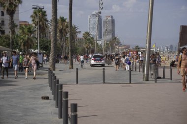 Barcelona, İspanya - 19 Temmuz 2017: Barselona polis devriye, Barceloneta plaj alanı. Polis arabası tarafından kalabalık kumsalı, plaj Emanet güvenliğini sağlama.