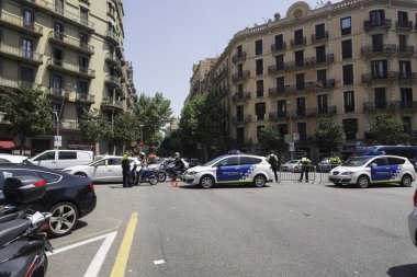 Barcelona, İspanya - 18 Temmuz 2017: Barselona polis arabaları trafiği engelliyor. Polis arabaları ile polis Guardia Urbana Barselona şehir merkezindeki yol güvenliği güvenli hale getirme.