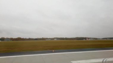 Sisli Hava Meydanı zaman atlamalı çıkar. WMI Varşova Modlin Uluslararası Havaalanı, uçak pencere içinde görülen formu bulutlu kalkış gün görünümü.