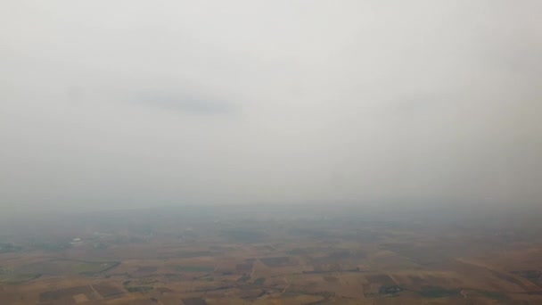 霧の空港着陸時間が経過 Skg テッサロニキ国際空港マケドニア 航空機ウィンドウ内部に見られるフォームに曇り到着の日ビュー — ストック動画