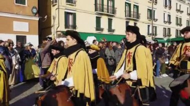 Venice, İtalya - 23 Şubat 2019: Karnaval kutlama Festa delle Marie yürüyen geçit töreni. Gruplar önce kalabalığı, kostümleri Venedik Karnavalı 2019 kutlamalar sırasında eşlik ile Marie bayram