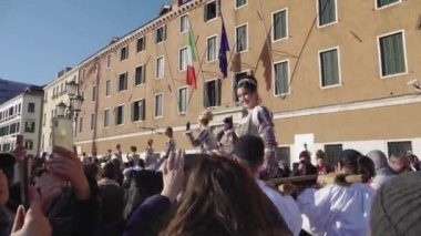 Venice, İtalya - 23 Şubat 2019: Karnaval kutlama Festa delle Marie yürüyen geçit töreni. Gruplar önce kalabalığı, kostümleri Venedik Karnavalı 2019 kutlamalar sırasında eşlik ile Marie bayram