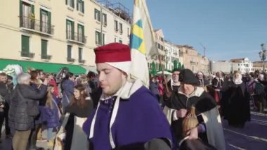 Venice, İtalya - 23 Şubat 2019: Karnaval kutlama Festa delle Marie yürüyen geçit töreni. Gruplar önce kalabalığı, kostümleri Venedik Karnavalı 2019 kutlamalar sırasında eşlik ile Marie bayram