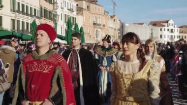 Venice, İtalya - 23 Şubat 2019: Karnaval kutlama Festa delle Marie yürüyen geçit töreni. Gruplar önce kalabalığı, kostümleri Venedik Karnavalı 2019 kutlamalar sırasında eşlik ile Marie bayram