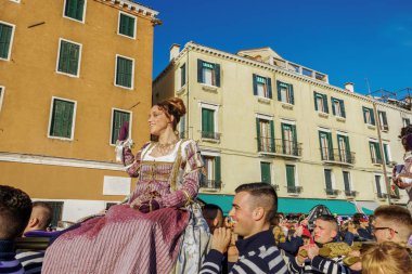 Gruplar önce kalabalığı, kostümleri Venedik Karnavalı 2019 kutlamalar sırasında eşlik ile Marie bayram.