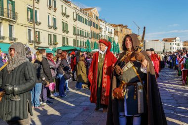 Gruplar önce kalabalığı, kostümleri Venedik Karnavalı 2019 kutlamalar sırasında eşlik ile Marie bayram.