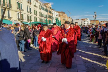 Gruplar önce kalabalığı, kostümleri Venedik Karnavalı 2019 kutlamalar sırasında eşlik ile Marie bayram.