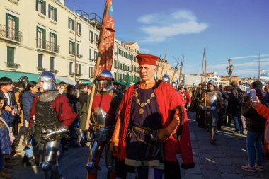 Gruplar önce kalabalığı, kostümleri Venedik Karnavalı 2019 kutlamalar sırasında eşlik ile Marie bayram.
