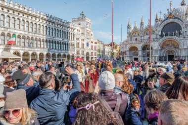 Venice, İtalya - 23 Şubat 2019: Karnaval maskesi ve kostüm teşkil etmektedir Saint Mark Meydanı.