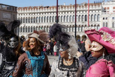 Venice, İtalya - 23 Şubat 2019: Karnaval maskesi ve kostüm teşkil etmektedir Saint Mark Meydanı.