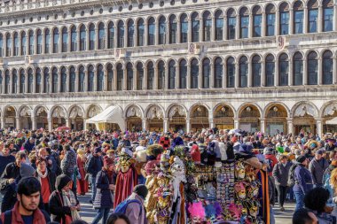 Venice, İtalya - 23 Şubat 2019: Venedik Karnavalı Saint işareti kare için toplanan kalabalık.