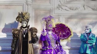 Venice, İtalya - 23 Şubat 2019: Karnaval maskesi ve kostüm pozlar Venedik 2019 Karnaval sırasında bir Venedik Meydanı'nda geleneksel kostüm poz Campo San Zaccaria.Masked kişi.
