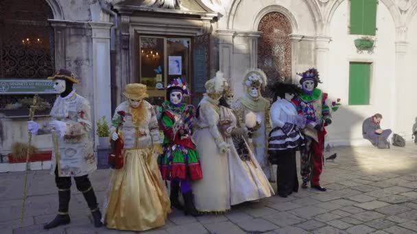 Venedig, Italien - 23. Februar 2019: Karnevalsmaske und Kostümpositionen in Campo San Zaccaria. Maskierte Personen in traditioneller Tracht posieren auf einem venezianischen Platz während des Karnevals in Venedig 2019.