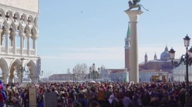 Venice, İtalya - 23 Şubat 2019: Saint Mark meydanından Karnaval sırasında Doges Sarayı önce kalabalık. Palazzo Ducale köşe, Piazza San Marko, insanlarla Venedik karnaval kutlamaları sırasında görüntülendi?.
