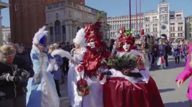 Venice, İtalya - 23 Şubat 2019: Karnaval maskesi ve kostüm teşkil etmektedir Saint Mark Meydanı. Geleneksel kostüm maskeli kişiler Venedik Meydanı'nda Venedik 2019 Karnaval sırasında poz..