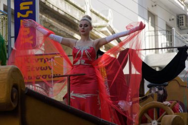 Xanthi, Yunanistan - 10 Mart 2019: Karnaval Kraliçe poz. Karnaval Kraliçe, kalabalık bir parade float gemiye sallayarak bir kırmızı elbise.