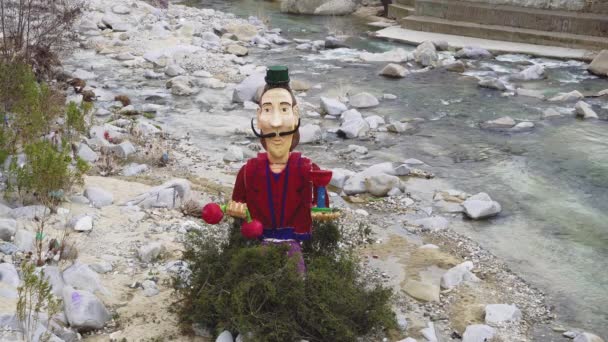 Karnaval Rakam Skeçe Greece Figure Yanmak Hazır Şehir Nehri Üzerinde — Stok video