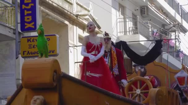 Xanthi 2019年3月10日 狂欢节国王和王后摆姿势 狂欢节国王打扮成海盗和女王在游行浮动上的红色礼服 — 图库视频影像