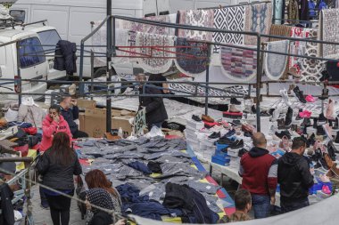 İskeçe Yunanistan - 09 Mart 2019: büyük ın Bazaarı piyasa ürünleri satış sokak satıcıları. 