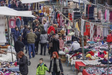 İskeçe Yunanistan - 09 Mart 2019: büyük ın Bazaarı piyasa ürünleri satış sokak satıcıları. 