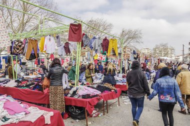 İskeçe Yunanistan - 09 Mart 2019: büyük ın Bazaarı piyasa ürünleri satış sokak satıcıları. 
