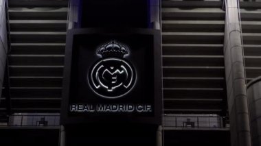 Madrid, Ispanya-Temmuz 20 2017: Real Santiago Bernabeu stadyum cephe takım logosu ile. Dış gece görünümü 1947 Estadio Santiago Bernabeu ev futbol takımı Real Madrid, Ispanyol başkenti.