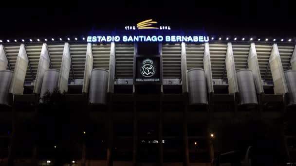 マドリード スペイン 2017 チームのロゴを持つ本物のサンティアゴ ベルナベウ スタジアムのファサード スペインの首都で1947エスタディオ サンティアゴ ベルナベウのサッカーチームレアル マドリードの夜景 — ストック動画