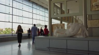 Atina 'nın Akropolis Müzesi içindeki eserler, Yunanistan. 2009 tarihinde açılan yeni Arkeoloji Müzesinde ziyaretçiler.