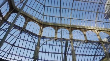 Madrid, Ispanya Parque de El Retiro Palacio de Cristal kalabalık olmadan iç. 1887 Buen Retiro Park 'ta ücretsiz giriş ile demir bir çerçevede cam yapılmış Kristal Sarayı, Glasshouse.