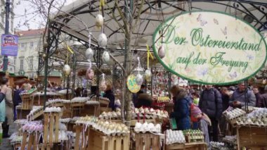 Viyana, Avusturya - 14 Nisan 2019: Paskalya Pazarı Altwiener Freyung Ostermarkt. Wien, Avusturya bölgelerinden yerel satıcıları dekoratif Paskalya yumurtaları, yiyecek ve içecekler satmak Osterreich sokak pazarı,.