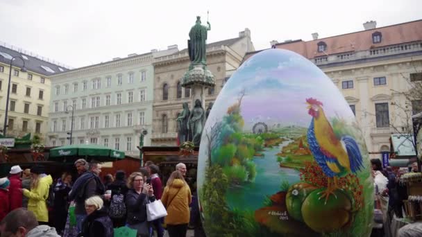 维也纳 奥地利 2019年4月14日 复活节市场阿尔特维纳 弗雷翁 奥斯特马克特 奥斯特赖希街市 来自奥地利地区的当地小贩出售装饰性的复活节彩蛋 食物和饮料 — 图库视频影像