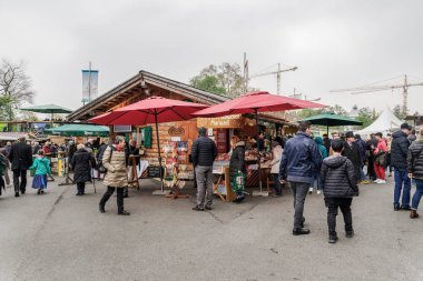 Viyana, Avusturya - 14 Nisan 2019: Rathausplatz'da Steiermarkdorf Steiermarkdorf Steierdorf Bahar Festivali.
