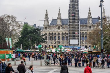 Viyana, Avusturya - 14 Nisan 2019: Rathausplatz'da Steiermarkdorf Steiermarkdorf Steierdorf Bahar Festivali.