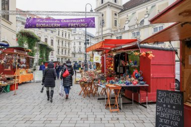 Viyana, Avusturya - 14 Nisan 2019: Paskalya Pazarı Altwiener Freyung Ostermarkt. 