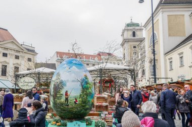 Viyana, Avusturya - 14 Nisan 2019: Paskalya Pazarı Altwiener Freyung Ostermarkt. 
