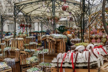 Viyana, Avusturya - 14 Nisan 2019: Paskalya Pazarı Altwiener Freyung Ostermarkt. 