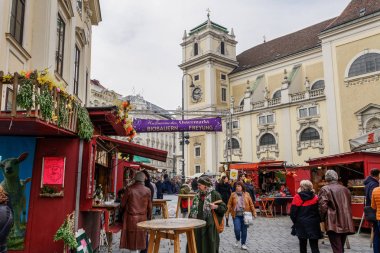 Viyana, Avusturya - 14 Nisan 2019: Paskalya Pazarı Altwiener Freyung Ostermarkt. 