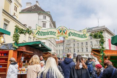 Viyana, Avusturya - 14 Nisan 2019: Paskalya Pazarı Altwiener Freyung Ostermarkt. 