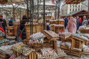 Viyana, Avusturya - 14 Nisan 2019: Paskalya Pazarı Altwiener Freyung Ostermarkt. 
