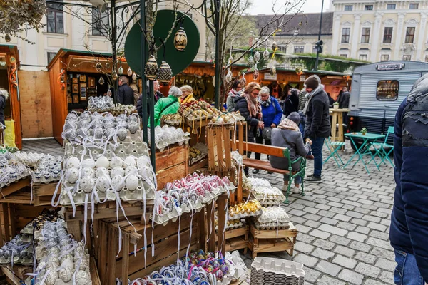 Vídeň, Rakousko-Duben 14 2019: velikonoční trh Altwiener Freyung Ostermarkt. — Stock fotografie