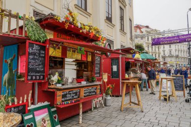 Viyana, Avusturya - 14 Nisan 2019: Paskalya açık hava Gıda Pazarı Altwiener Freyung Ostermarkt.