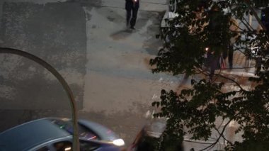 Diriliş Pazar günü gece mum tutan bulanık hareket insanların yüksek görünümü, Pascha denir. Yunanistan'ın Selanik kentinde ki Rum Ortodoks Paskalyası sırasında sokakta yürüyen kimliği belirsiz kalabalık.