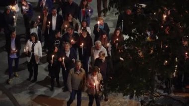 Selanik, Yunanistan - 28 Nisan 2019: Pazar günü Diriliş Pazar günü ellerinde mum tutan toplanan insanların yüksek görünümü, Pascha denir. Ortodoks Paskalyası sırasında sokakta yürüyen kimliği belirsiz kalabalık.