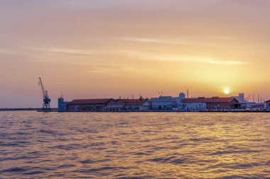 Selanik, Yunanistan'ın altın saat gün batımı şehir limanında.