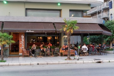 Selanik, Yunanistan - 26 Nisan 2019: Şehir merkezindeki bir barda kahve keyfi yapanlar.