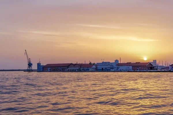 Saloniki, Grecja Golden Hour zachód słońca w porcie miejskim. — Zdjęcie stockowe