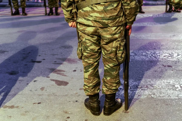 Salonicco, soldato dell'esercito greco in uniforme da combattimento, con in mano un fucile G3A4 — Foto Stock