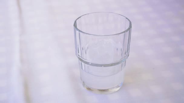Подавать Узо Кубиками Льда Маленьком Стакане Наливание Крепкого Алкогольного Напитка — стоковое видео