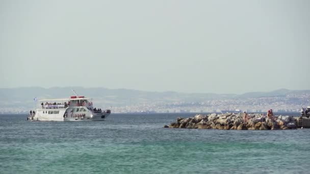 Thessaloniki Greece Vista Diária Mar Vista Costeira Cidade Com Barco — Vídeo de Stock